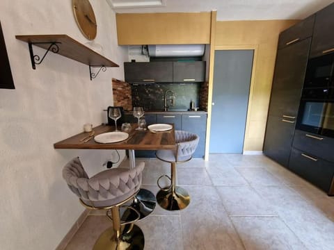 Beau studio, moderne, au calme avec piscine et parking privé dans une résidence arborée Apartment in Sanary-sur-Mer