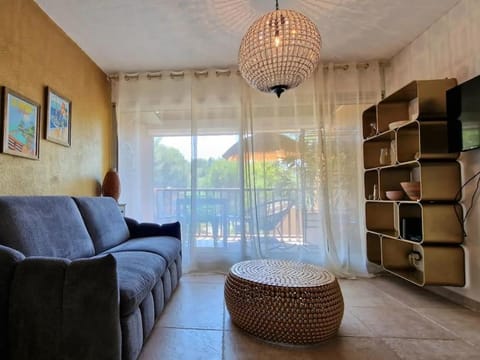 Beau studio, moderne, au calme avec piscine et parking privé dans une résidence arborée Apartment in Sanary-sur-Mer