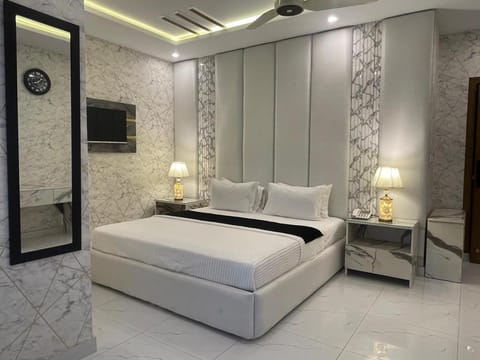 Bed, TV and multimedia, Photo of the whole room, Seating area, wardrobe