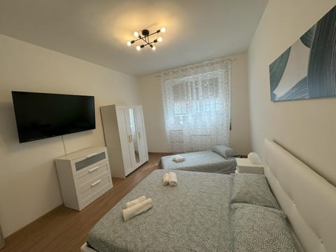 TV and multimedia, Photo of the whole room, Bedroom