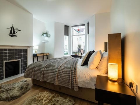 Comfy 5 star Stays - 6 Bedrooms - Sleeps 8 - Free Parking & WiFi - Wirral Apartment in Wallasey