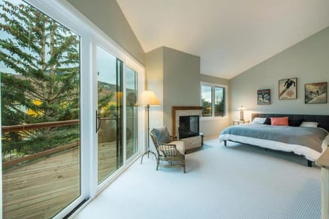 Snowcap Lodge Spacious Townhome with Hot Tub House in Park City