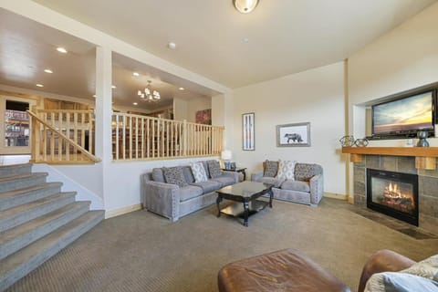 Bears Lair Spacious Townhome with Private Hot Tub House in Summit Park