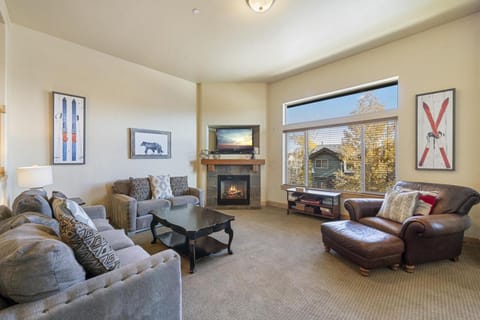 Bears Lair Spacious Townhome with Private Hot Tub House in Summit Park