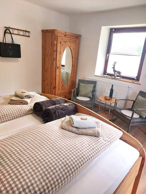 Bed, Photo of the whole room, Seating area, Bedroom