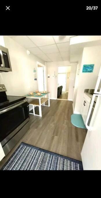 Beach Getaway half mile from the beach with fenced yard Apartment in Naples Park