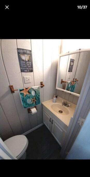 Beach Getaway half mile from the beach with fenced yard Apartment in Naples Park