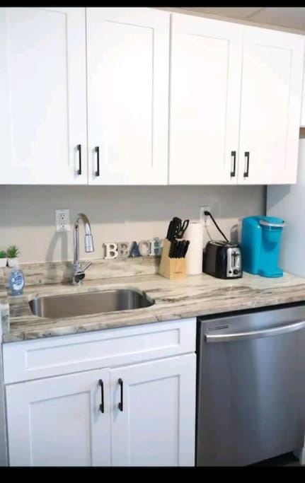 Beach Getaway half mile from the beach with fenced yard Apartment in Naples Park