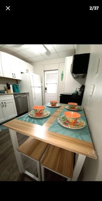 Beach Getaway half mile from the beach with fenced yard Apartment in Naples Park