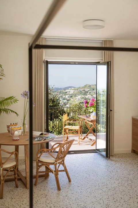 Day, Natural landscape, Balcony/Terrace, Living room, Seating area, Dining area, Mountain view