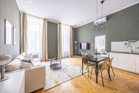 Kitchen or kitchenette, Living room, Seating area, Dining area, oven