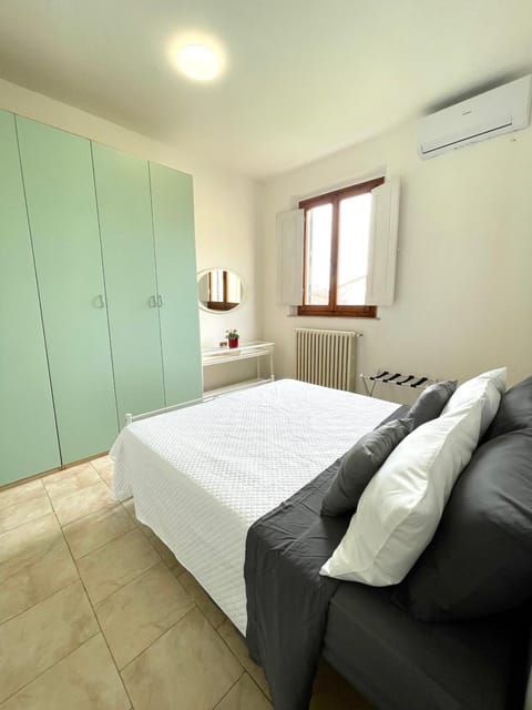 Bed, Bedroom, wardrobe, air conditioner