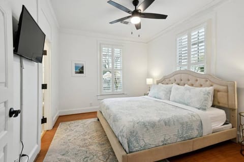 Charming Cottage and Guest House a block to beach! House in Gulfport