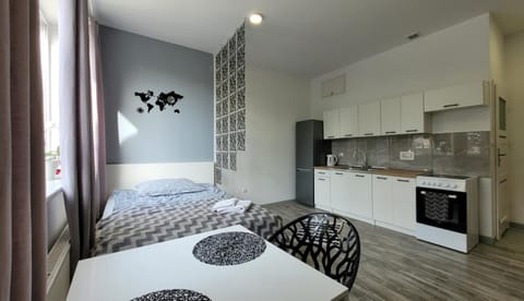 Bed, Kitchen or kitchenette, Dining area, Bedroom, stove