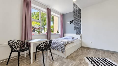 Bed, Photo of the whole room, Seating area, Dining area, Bedroom, towels