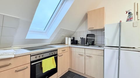 Coffee/tea facilities, Kitchen or kitchenette, oven, stove, toaster