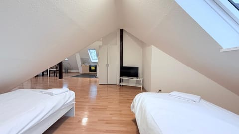 Bed, TV and multimedia, Photo of the whole room, Bedroom