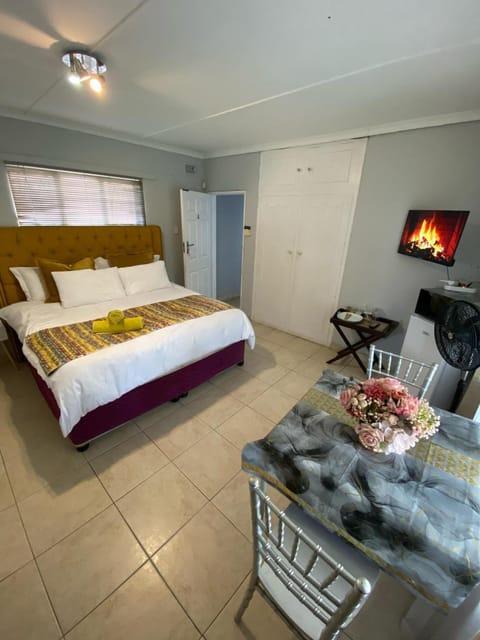Bed, TV and multimedia, Kitchen or kitchenette, Photo of the whole room, Seating area, Bedroom