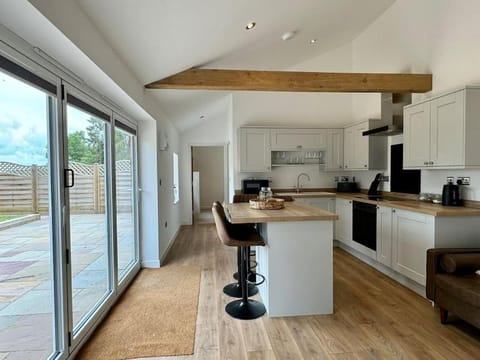 TV and multimedia, Coffee/tea facilities, Kitchen or kitchenette, dishwasher, oven, pet friendly, stove, toaster