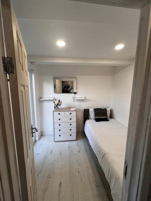 Ensuite Box Room in Corby NN17 Bed and Breakfast in Corby