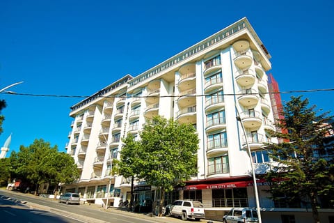 Property building, Day, Neighbourhood, City view, Street view, Location, Parking