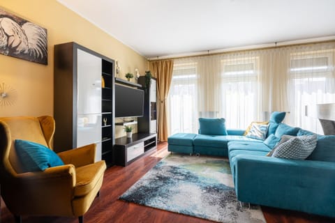TV and multimedia, Living room, Evening entertainment