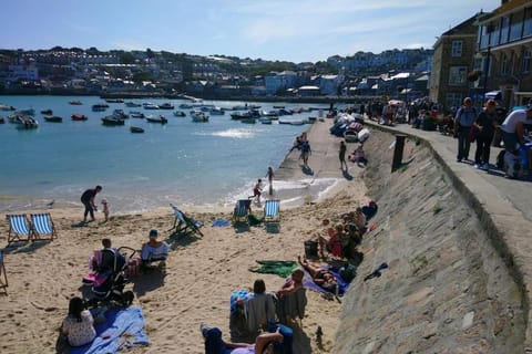 Nearby landmark, Restaurant/places to eat, Day, People, Natural landscape, Beach, Sea view, Breakfast, group of guests