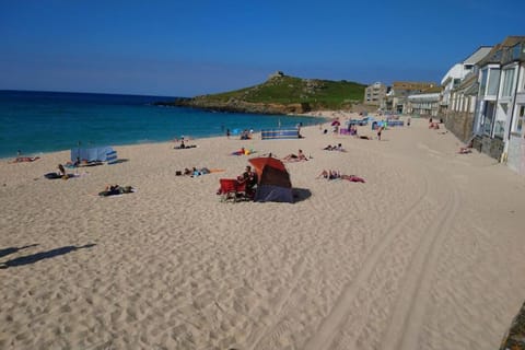 Nearby landmark, Restaurant/places to eat, Day, People, Natural landscape, Beach, Sea view, Breakfast, group of guests, sunbed