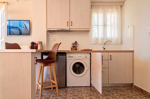Kitchen or kitchenette, minibar, stove, washing machine
