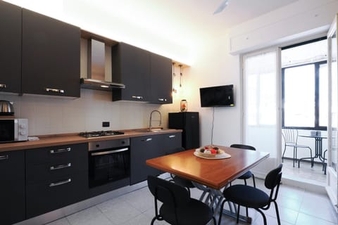 TV and multimedia, Kitchen or kitchenette, Living room, Seating area, Dining area