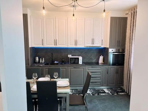 Coffee/tea facilities, Kitchen or kitchenette, Dining area, oven, stove