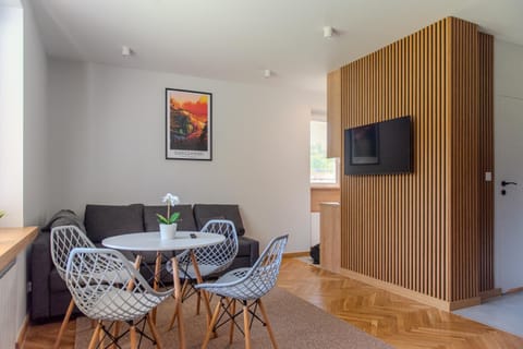 Communal lounge/ TV room, TV and multimedia, Living room, Seating area, Evening entertainment