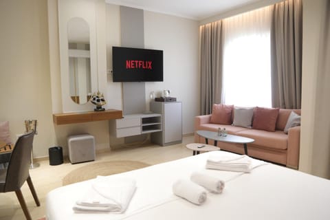 Bed, TV and multimedia, Living room, Photo of the whole room, Seating area, Bedroom, towels