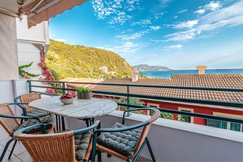 Nearby landmark, Day, Natural landscape, Summer, Balcony/Terrace, Seating area, Dining area, Beach, Beach, On site, Mountain view, Sea view, Sea view, Location