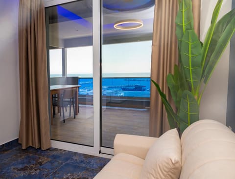 View (from property/room), Balcony/Terrace, Living room