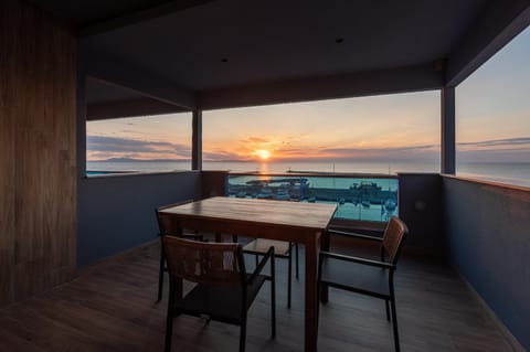 Property building, Balcony/Terrace, Dining area, Food, Sea view, Sea view