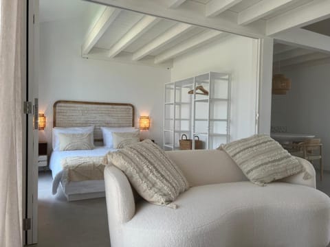 Bed, Living room, Photo of the whole room, Bedroom