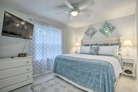 Bed, TV and multimedia, Photo of the whole room