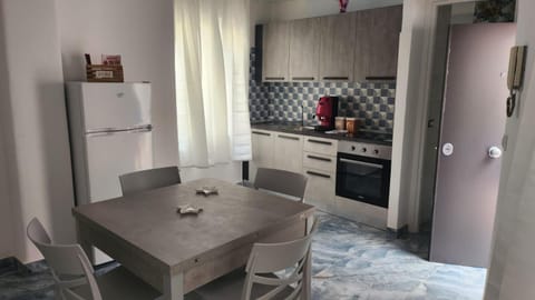 Kitchen or kitchenette, oven, kitchen