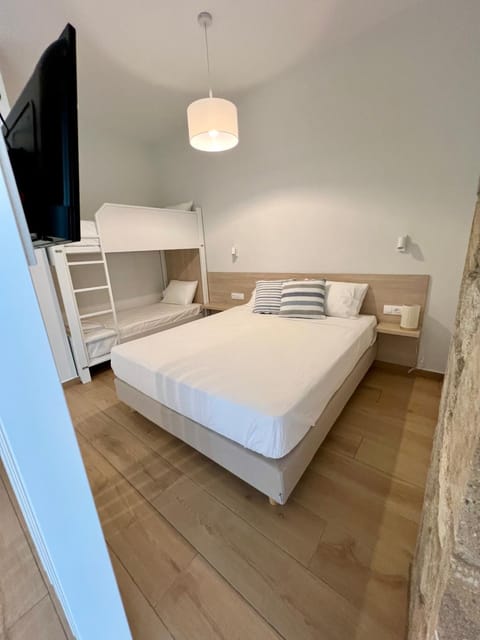 Bed, TV and multimedia, Bedroom