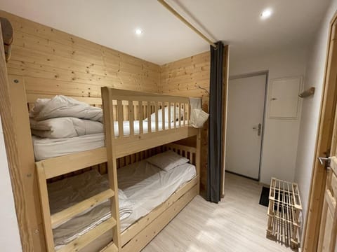 Appartement cosy 6 couchages, accès pistes, parking - FR-1-787-1 Apartment in Auvergne-Rhône-Alpes