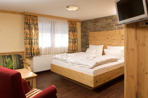 Bed, TV and multimedia, Photo of the whole room