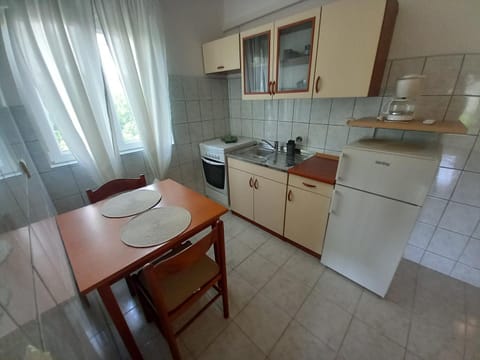 Kitchen or kitchenette, Dining area, stove