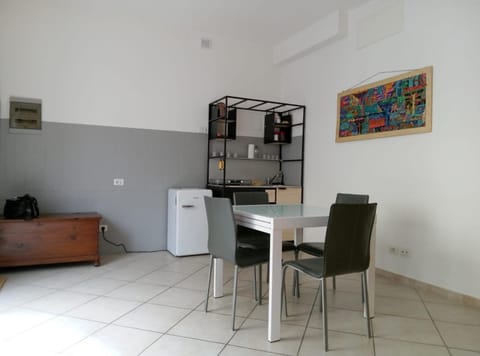 Kitchen or kitchenette, Living room, Seating area, Dining area, oven