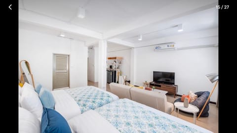 Bed, TV and multimedia, Living room, Photo of the whole room, Seating area, Bedroom
