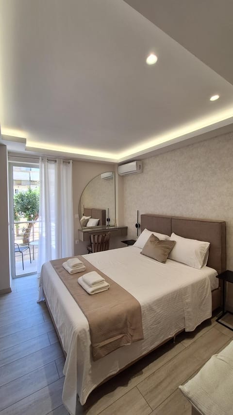Bed, Living room, Photo of the whole room, Seating area, Bedroom