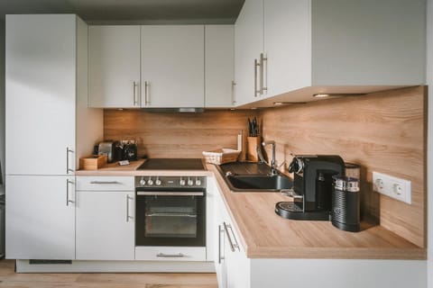 Coffee/tea facilities, Kitchen or kitchenette, dishwasher, stove, toaster