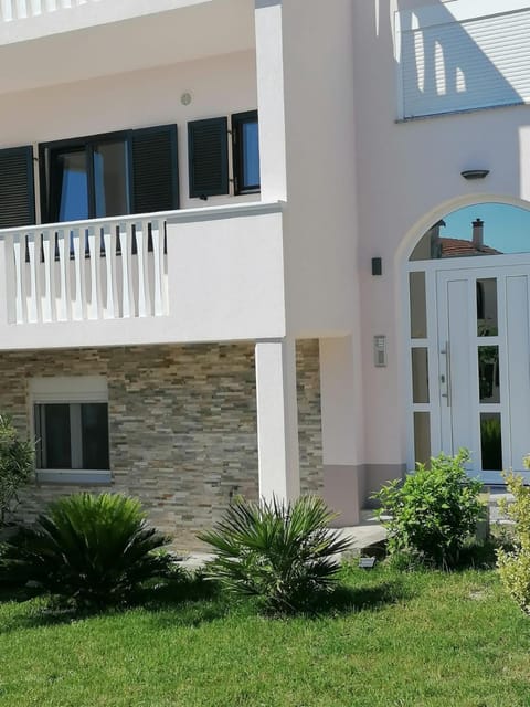 Property building, Day, Garden