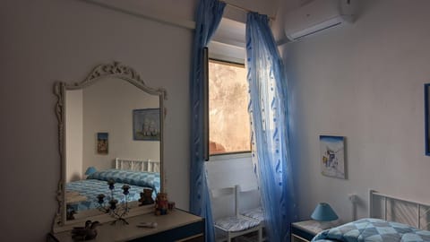 Bedroom, air conditioner