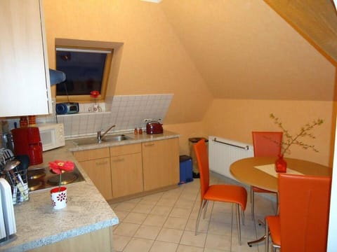 Kitchen or kitchenette, Seating area, Dining area, oven, stove